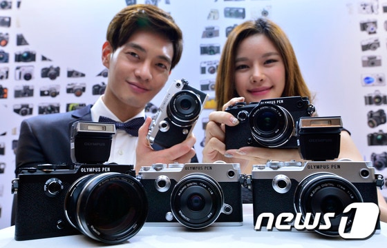  올림푸스한국 모델들이 미러리스 카메라 신제품 'PEN-F'를 선보이고 있다.  ⓒ News1 신웅수 기자