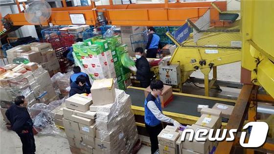지난해 설 연휴 강원지방우정청이 밀려드는 소포우편물을 처리하고 있다.(강원우정청 제공) ⓒ News1