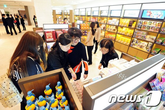 12일 지방공기업 최초로 제주관공공사가 제주 서귀포롯데호텔에서 문을 연 면세점에서 중국인 관광객들이 쇼핑을 즐기고 있다.2016.2.12/뉴스1 ⓒ News1 이석형 기자
