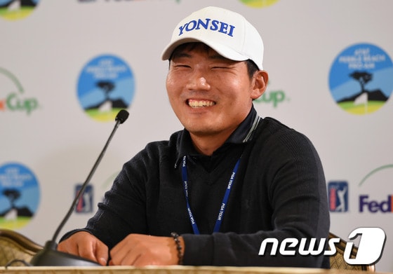 13일(한국시간) 열린 PGA투어 AT&T 페블비치 프로암 2라운드에서 11언더파를 몰아쳐 선두에 오른 강성훈(29·신한금융그룹)이 경기 후 기자회견을 하고 있다. ⓒ AFP=News1