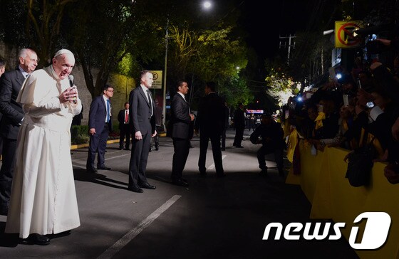 12일(현지 시간) 멕시코시티에 도착한 프란치스코 교황이 그를 기다리는 사람들과 인사를 나누고 있다.ⓒ AFP=뉴스1