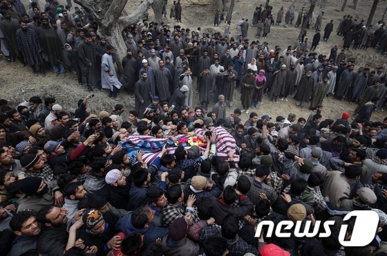 카슈미르의 무슬림들이 인도 정부군의 공격으로 사망한 한 군인의 장례식을 진행하고 있다.  ⓒ AFP=뉴스1