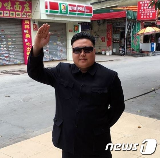 '광저우 김정은' 장다이밍이 손을 흔들고 있다. (사진출처=양청만보)ⓒ뉴스1