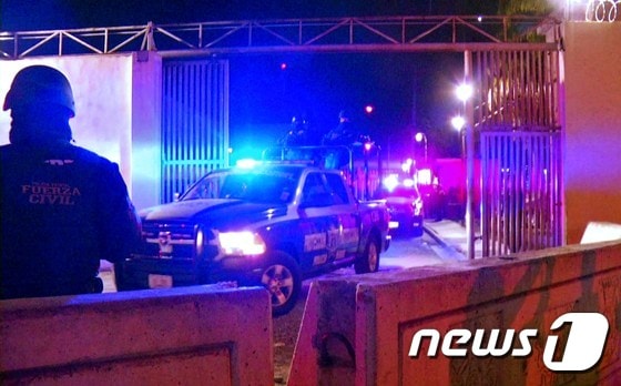 11일(현지시간) 멕시코 누에보레온주 토포 치쿄 교도소에서 수감자 간 권력 싸움이 소요사태로 번졌다. ⓒ AFP=뉴스1