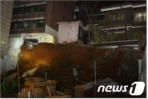 옹벽 붕괴현장. (서울 동작소방서 제공) ⓒ News1