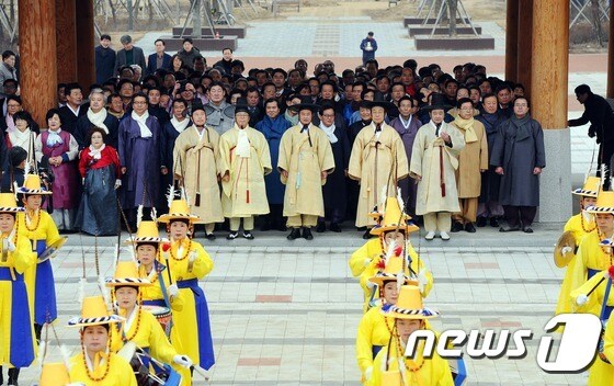 19일 경북도청 신청사 이전 축하 행사에서 김관용 도지사 등이 한복에 갓을 쓴채 신청사로 들어서고 있다 . 120년 만에 대구 시대를 마감하고 안동.예천 신청사로 옮긴 경북도는 22일부터 업무를 시작한다./2016.2.19/뉴스1 ⓒ News1 이종현 기자