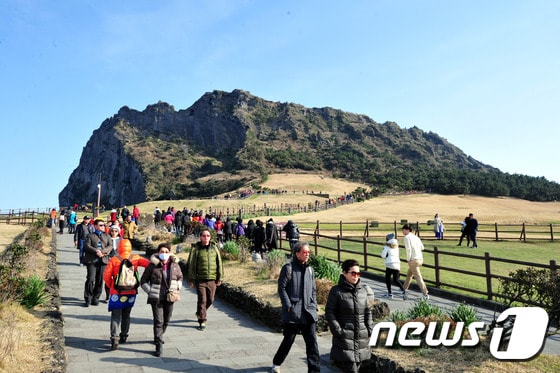 제주 서귀포시 성산일출봉이 많은 관광객들로 북적이고 있다.2016.2.21/뉴스1 ⓒ News1 이석형 기자