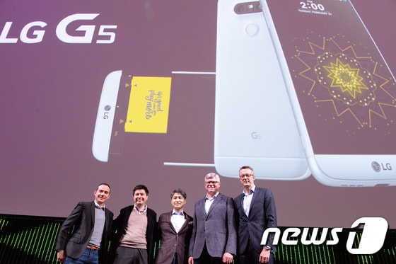 조준호 LG전자 MC사업본부장 사장(가운데)이 왼쪽부터 스테판 페르손 뱅앤올룹슨(B&O) COO, 스티브 몰렌코프 퀄컴 CEO, 찰스 암스트롱 구글 스트리트뷰 총괄 매니저, 니콜라스 해프터메이어 패럿 CMO와 기념촬영을 하고 있다. 2016.2.22/뉴스1 (사진제공=LG전자) ⓒ News1