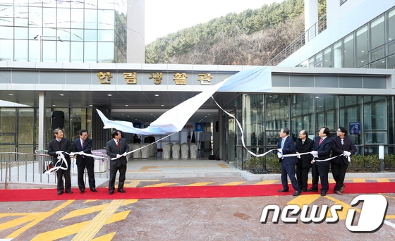 24일 오후 3시 30분께 승학캠퍼스 '한림생활관 승학 2관' 준공식에서 권오창 동아대 총장, 정휘위 동아학숙 이사장 등 관계자들이 현판식을 하고 있다.(동아대 제공) ⓒ News1