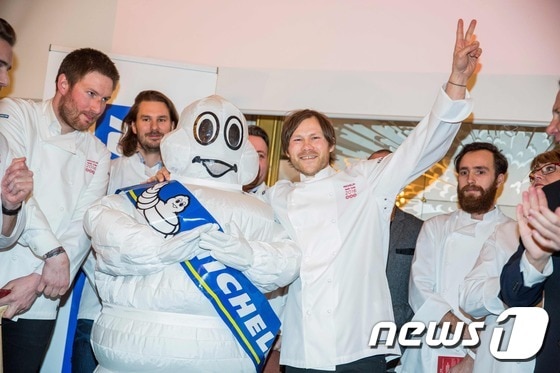 미슐랭 가이드에서 24일(현지시간) 별 3개를 받은 덴마크 레스토랑 '제라늄(Geranium)'의 수석 요리사 하스무스 로푸(가운데). ⓒ AFP=뉴스1