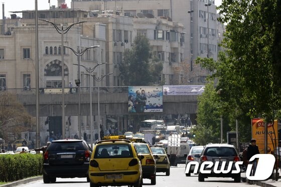 27일(현지시간) 시리아에서 정부군과 반군간 휴전이 발효된 가운데 수도 다마스쿠스가 평온한 일상을 되찾았다. ⓒ AFP=뉴스1