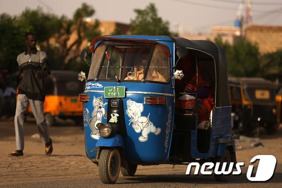 수단에서 삼륜차가 운행되고있다. ⓒ AFP=뉴스1
