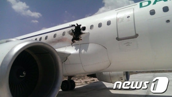 소말리아 상공에서 폭발로 비상착륙한 다알로항공 여객기의 기체 사진. (미국의소리(VOA) 하룬 마루프 트위터) ⓒ News1