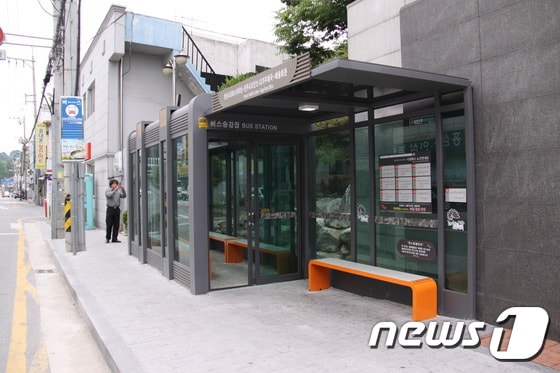 전주시가 미래산업의 쌀로 불리는 최첨단 탄소소재를 이용해 추운 날씨 속에 버스를 기다리는 시민들을 따뜻하게 만들고 있다. 사진은 전주부건소 앞 버스정류장.(전주시제공)/뉴스1ⓒ News1