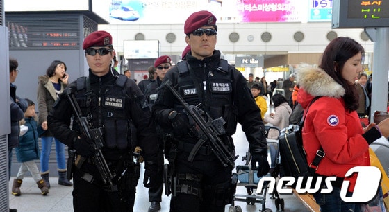 대전경찰청이 9~18일 10일간 설 명절 치안 수요 증가에 대비한 종합치안대책을 추진한다고 8일 밝혔다. 대전역에서 대전지방경찰청 경찰특공대원들과 폭발물 탐지견이 역사 시설물에 대한 순찰 활동을 펼치고 있다.  ⓒ 뉴스1