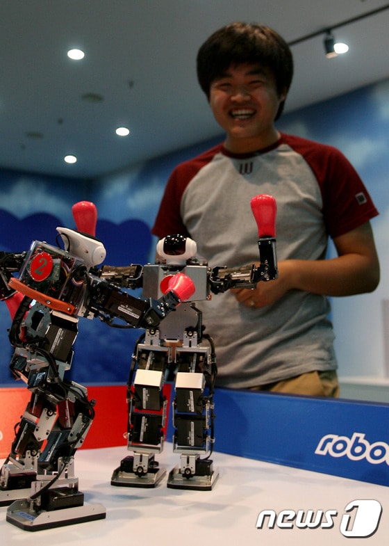 춘천로봇박물관에서 한 남성이 리모콘을 통해 로봇을 움직이고 있다. (뉴스1 DB) 2016.2.06/뉴스1 ⓒ News1 엄용주