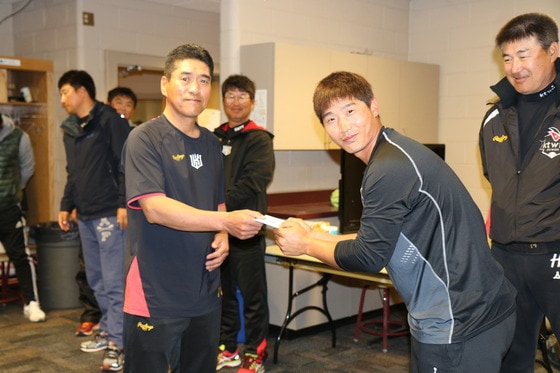 미국 애리조나에서 전지훈련 중인 kt 위즈 조범현 감독이 9일(한국시간) 주장 박경수에게 세뱃돈을 전달하고 있다.(kt 위즈 제공)ⓒ News1