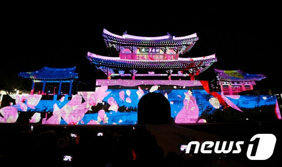보물 제308호로 지정된 전북 전주시 풍남문에서 펼쳐지는 미디어파사드 공연 '풍남문 빛의 옷을 입다'/뉴스1 DB