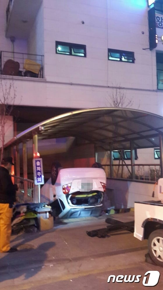 14일 오후 7시 45분께 전북 전주시 효자동 신시가지 한 모텔 옆 주차장에서 차량 1대가 전복되는 사고가 발생했다.2016.3.14/뉴스1 ⓒ News1 박아론 기자