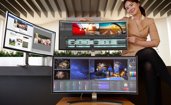 LG전자가 21:9 울트라와이드 모니터 시장에서 2013년부터 지난해까지 3년 연속으로 세계 1위를 차지했다고 15일 밝혔다. LG전자 모델이 15일 여의도 LG트윈타워에서 21:9모니터(모델명: 34UC98)를 소개하고 있다.ⓒ News1