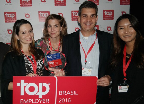 8일(현지시간) 브라질 상파울루에서 열린 '2016 중남미 최고 고용 기업' 시상식에서 삼성전자 브라질 법인 인사 담당자들이 상패를 들고 기념촬영을 하고 있다.ⓒ News1