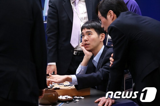 이세돌 9단이 지난해 3월 서울 종로구 포시즌스호텔에서 열린 구글 딥마인드 챌린지 매치 제5국에서 인공지능 바둑프로그램 알파고에게 패배 후 복기를 하고 있다. (구글 제공) 2016.3.16/뉴스1