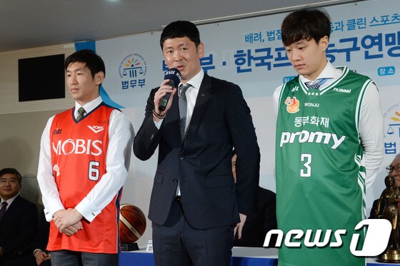 법무부와 한국프로농구연맹 업무협약 체결식'에서 홍보대사로 위촉된 KCC 추승균 감독(가운데)과 모비스 양동근(왼쪽), 동부 허웅 선수가 포즈를 취하고 있다. /뉴스1 ⓒ News1 이광호 기자