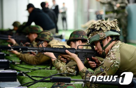 경기도 남양주 금곡과학화예비군훈련장 내 영상 모의사격훈련장에서 시민들이 영상 모의사격 장비를 체험하고 있다. 2016.3.19/뉴스1 ⓒ News1