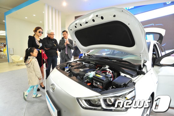 제3회 국제전기자동차엑스포  현대자동차 부스에서 관람객들이 아니오닉 전기자동차를 구경하고 있다.2016.3.20/뉴스1 ⓒ News1 이석형 기자