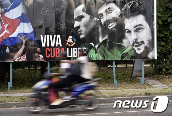 한 오토바이 운전자가 19일(현지시간) 쿠바 아바나에 있는 혁명 광장을 지나고 있다. ⓒ AFP=뉴스1
