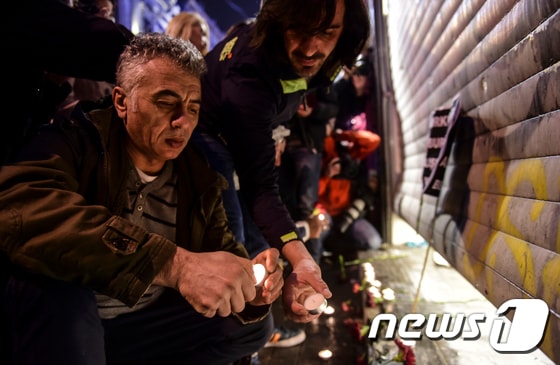 19일(현지시간) 터키 이스탄불 최대 번화가 이스티크랄 거리에서 자살폭탄 테러가 일어나 4명이 숨지고 39명이 다쳤다. 시민들이 이스티크랄 거리에서 희생자를 기리는 촛불을 켜고 있다. ⓒ AFP=뉴스1