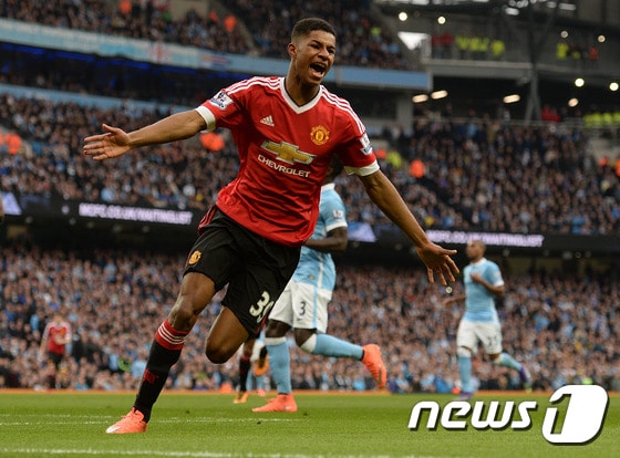 맨체스터 유나이티드의 공격수 마커스 래쉬포드가 21일(한국시간) 영국 맨체스터의 에티하드 스타디움에서 열린 맨체스터 시티와의 2015-16 잉글랜드 프리미어리그 31라운드에서 득점 후 기뻐하고 있다. ⓒ AFP=News1