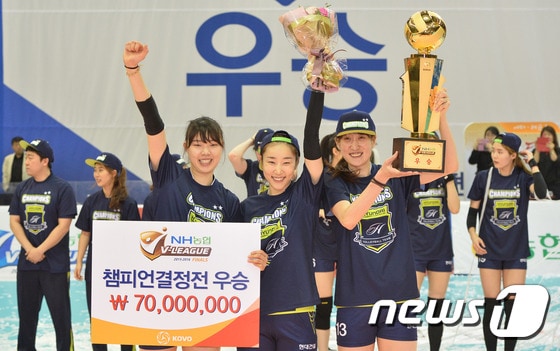 21일 오후 경기도 수원시 장안구 수원실내체육관에서 열린 NH농협 2015-2016 프로배구 V리그 여자부 챔피언결정전 3차전 현대건설과 IBK기업은행의 경기에서 우승 트로피를 받은 양효진(왼쪽부터), 한유미, 김세영이 포즈를 취하고 있다. 2016.3.21/뉴스1 ⓒ News1 이재명 기자