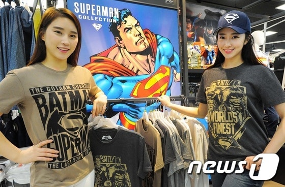 홈플러스가 영화 '배트맨 대 슈퍼맨'의 캐릭터 티셔츠를 판매한다. 사진제공=홈플러스 ⓒ News1