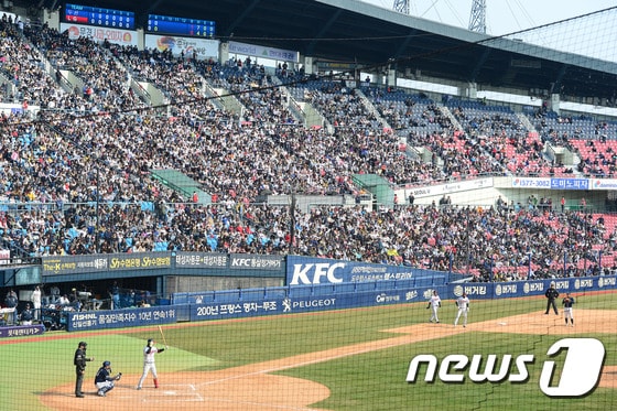 한국야구위원회(KBO)가 11일 오후 2시 잠실·고척·대구·대전에서 열린 2016 타이어뱅크 KBO리그 4개 경기에서 총 5만6307명의 관중이 입장해 올 시즌 누적 관중 736만5천242명을 기록했다고 밝혔다. ⓒ News1 임세영 기자