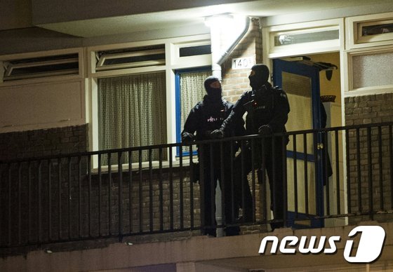 네덜란드 경찰이 27일(현지시간) 자위트홀란트 주 로테르담에서 테러모의 용의자 수색을 진행했다. ⓒ AFP=뉴스1