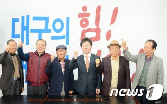 20대 총선을 16일 앞둔 28일 서훈.박승국 전 의원 등 대구지역 정계 원로들이 대구 동구을에서 무소속으로 출마한 유승민 후보를 찾아 지지의사를 밝힌 뒤 '화이팅'을 외치고 있다.(왼쪽부터 홍대식 전 대구시의원, 서훈 전 의원, 박승국 전 의원, 유승민 후보, 최동석 대구 동구발전협의회장, 정홍범 전 대구시의원)2016.3.28/뉴스1 ⓒ News1 이종현 기자