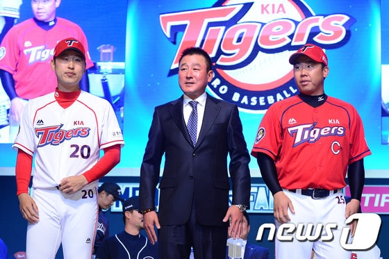 28일 오전 서울 용산구 한남동 블루스퀘어 삼성카드홀에서 열린 '2016 타이어뱅크 KBO 미디어데이 & 팬페스트'에서 기아 윤석민, 김기태 감독, 이범호가 포토타임을 갖고 있다. 2016.3.28/뉴스1 ⓒ News1 임세영 기자