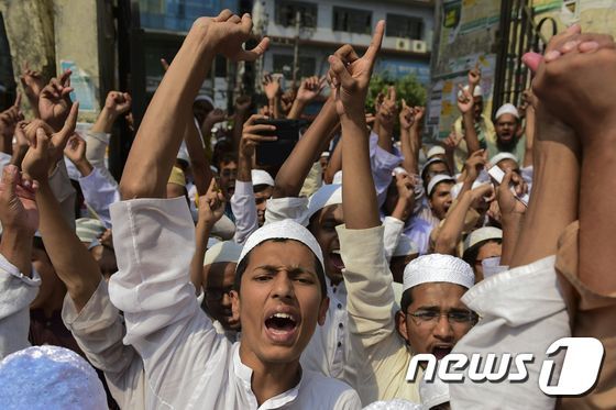 28일 방글라데시 무슬림들이 다카 바이툴무카람 모스크에서 이슬람의 국교 지위를 폐지하려는 정부 움직임에 맞서 시위를 열었다.ⓒ AFP=뉴스1