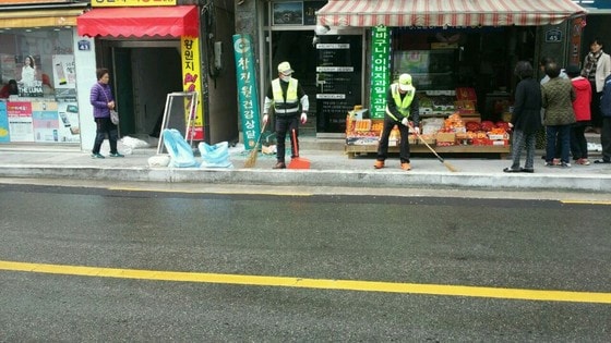 29일 오전 10시 14분쯤 부산 동래구 온천동 내 3층짜리 상가건물의 2층에 위치한 건강식품제조업체에서 가스 누출로 추정되는 폭발사고가 발생했다. 폭발은 화재로 이어지지는 않았다.ⓒ News1