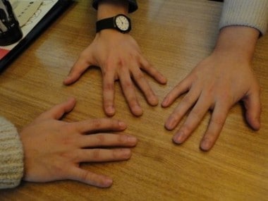 각각 누구의 손일까요? (정답은 맨 아래)