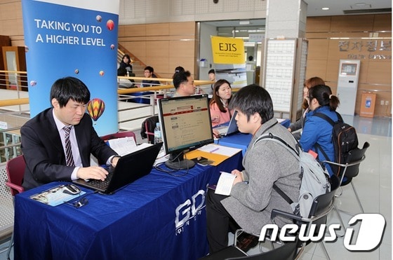 한림대학교 일송기념도서관(관장 강연욱)은 30일 도서관로비에서 ‘2016 전자정보박람회’를 개최했다. (한림대학교 제공) 2016.3.30/뉴스1ⓒ News1
