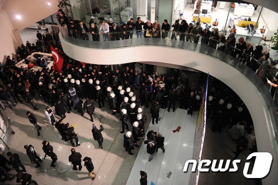 레제프 타이이프 에르도안 터키 대통령에 비판적 논조를 유지해 온 터키 최대 일간지 자만(Zaman)이 법정관리 명령을 받았다. 이에 항의하는 시위대가 4일(현지시간) 자만 이스탄불 본사를 장악한 가운데 경찰과 대치하고 있다. ⓒ AFP=뉴스1