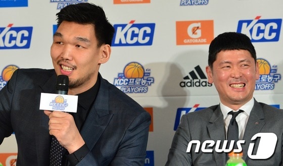 6일 오전 서울 서울 강남구 논현동 KBL 센터에서 열린 2015-2016 KCC 프로농구 4강 플레이오프 미디어데이에서 전주 KCC 하승진이 자유투 관련 질문에 답하며 환하게 웃고 있다..  오른쪽은 추승균 감독. 2016.3.6/뉴스1 ⓒ News1 손형주 기자
