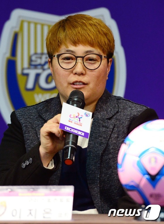 8일 오후 서울 종로구 축구회관에서 열린 'IBK기업은행 2016 여자실업축구 WK리그' 미디어데이에서 이지은 구미스포츠토토 코치가 출사표를 던지고 있다.  2016.3.8/뉴스1 ⓒ News1 송원영 기자