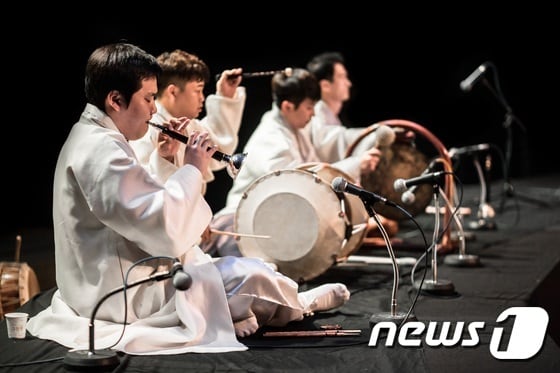 광주문화재단 전통문화관은 12일 오후 3시 서석당에서 열리는 토요상설공연으로 전통국악앙상블 '놀음판'의 '봄맞이 가세'를 선보인다. 사진은 전통국악앙상블 '놀음판'의 공연 모습.(광주문화재단 제공)2016.3.8/뉴스1ⓒ News1
