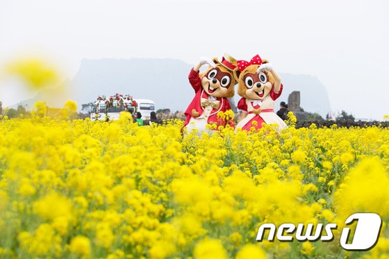 캐릭터 로티와 로리가 제주도를 방문했다. 사진제공=롯데월드어드벤처 ⓒ News1