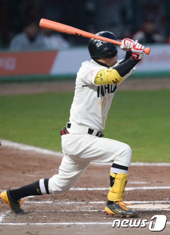 10일 오후 인천문학경기장에서 열린 '2016 타이어뱅크 KBO 리그' LG 트윈스와 SK 와이번스의 경기 6회말 2사 상황에서 SK 조동화가 안타를 날리고 있다. 2016.4.10/뉴스1 ⓒ News1 허경 기자