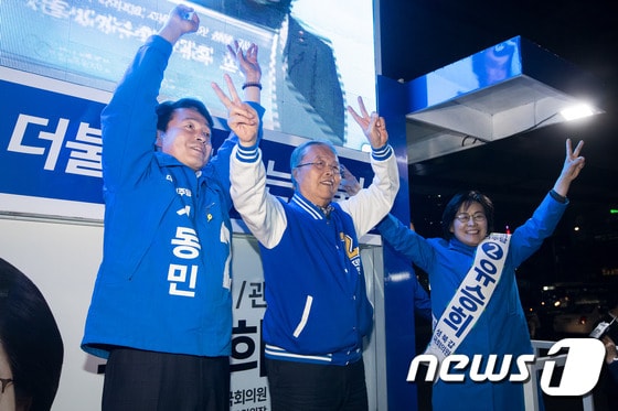 김종인 더불어민주당 비상대책위원회 대표가 12일 서울 성북구 길음역 앞에서 열린 성북갑 유승희, 성북을 기동민 후보 합동유세에서 두 후보와 손을 맞잡고 있다. 2016.4.12/뉴스1 ⓒ News1 유승관 기자