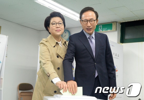 '제20대 국회의원선거'가 실시된 13일 오전 서울 강남구 논현아파트에 마련된 논현1동제3투표소에서 이명박 전 대통령이 아내 김윤옥여사와 투표를 하고있다. 2016.4.13/뉴스1 ⓒ News1 황기선 기자